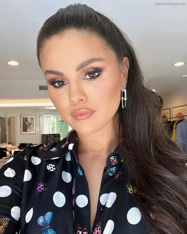 Selena Gomez photo 23 of 3523