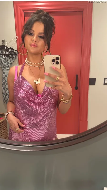 Selena Gomez photo 24 of 3523