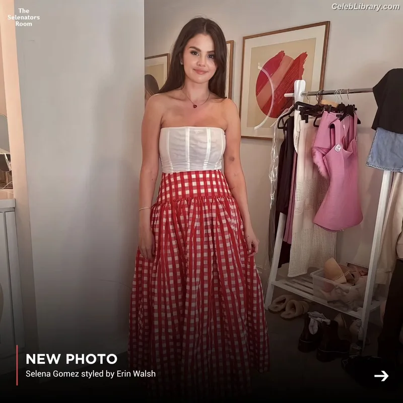 Selena Gomez photo 1 of 3523
