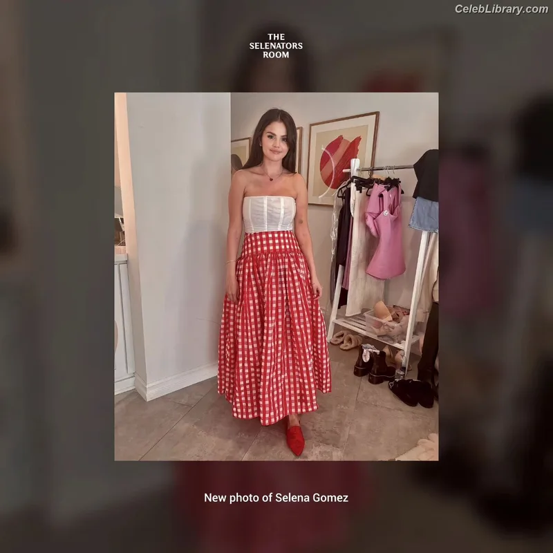 Selena Gomez photo 2 of 3523