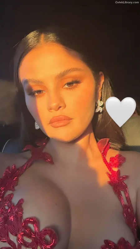 Selena Gomez photo 2 of 3523