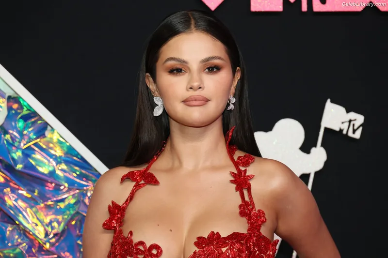 Selena Gomez photo 7 of 3523