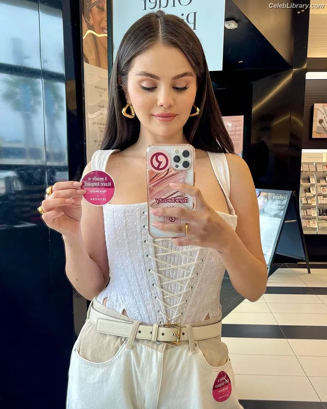Selena Gomez photo 17 of 3523