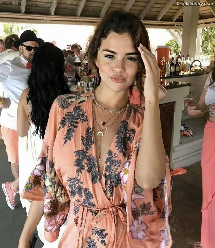 Selena Gomez photo 7 of 3523