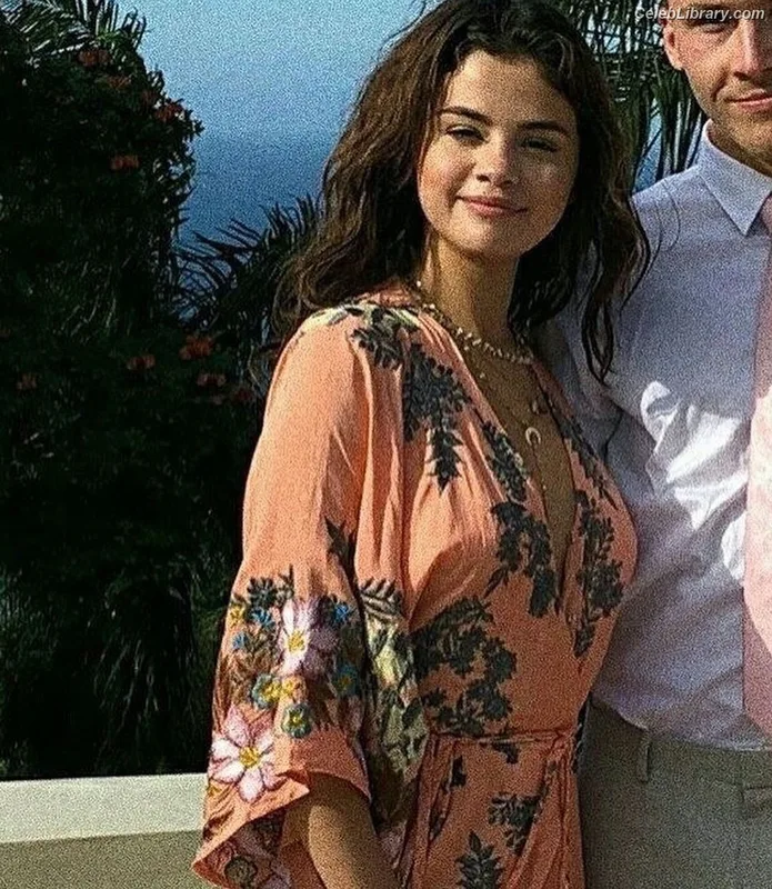 Selena Gomez photo 8 of 3523