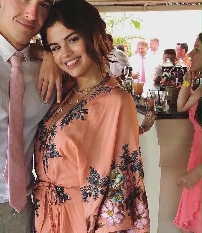 Selena Gomez photo 10 of 3523