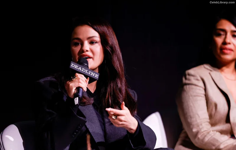 Selena Gomez photo 13 of 3523