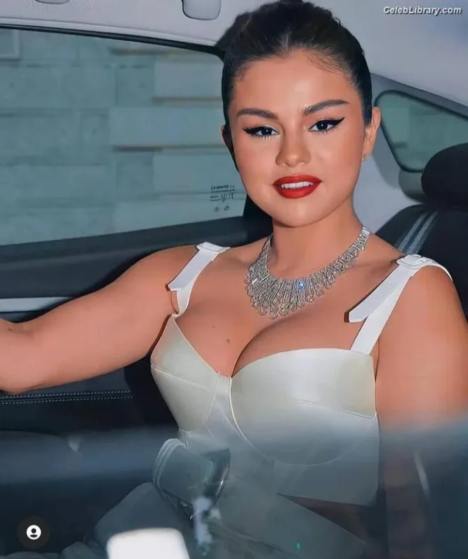 Selena Gomez photo 16 of 3523