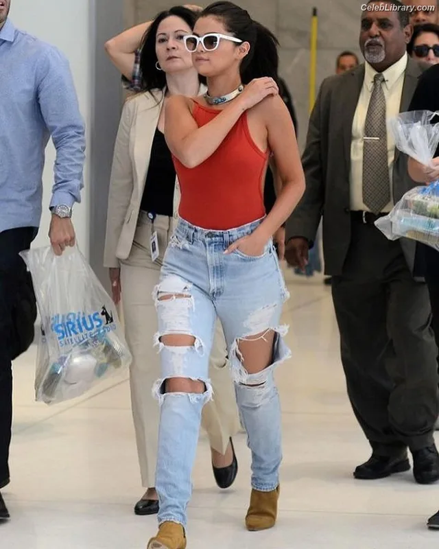 Selena Gomez photo 24 of 3523