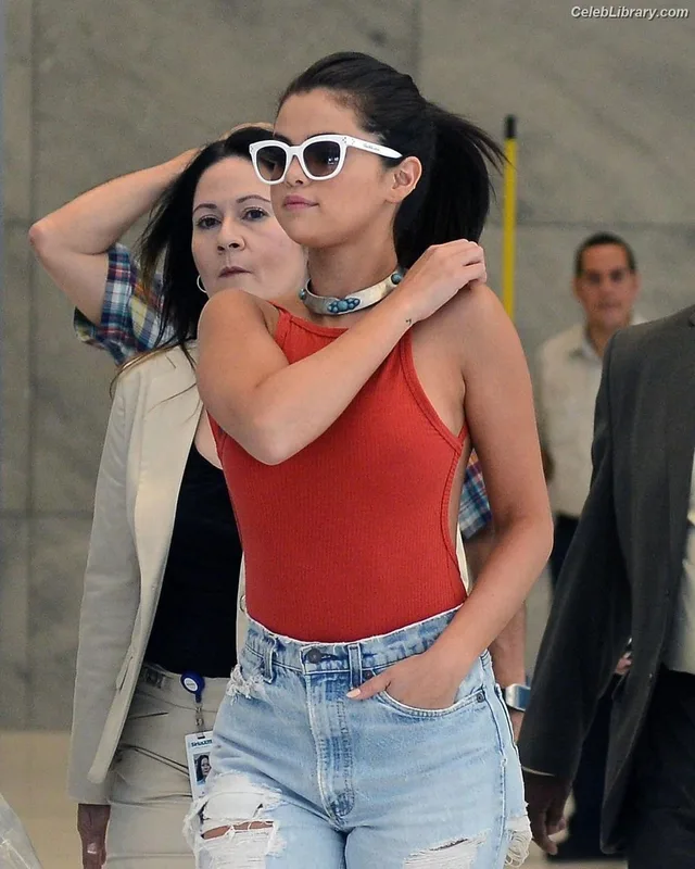 Selena Gomez photo 1 of 3523