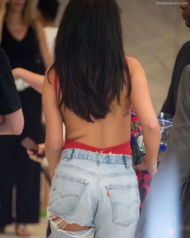 Selena Gomez photo 3 of 3523