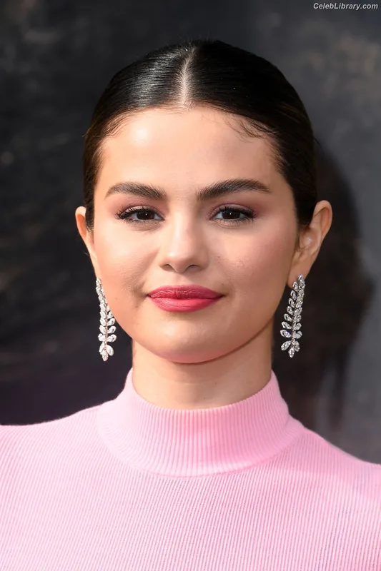 Selena Gomez photo 12 of 3523