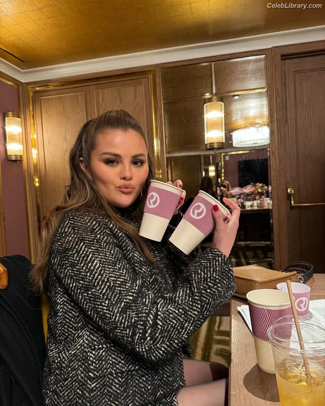 Selena Gomez photo 13 of 3523
