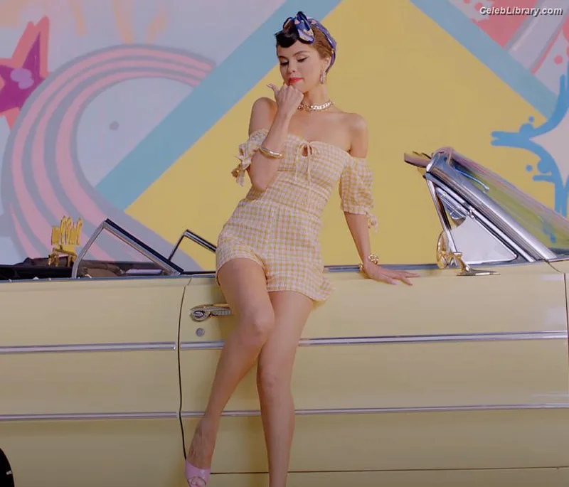 Selena Gomez photo 17 of 3523