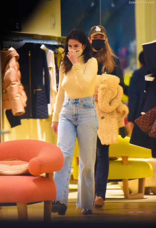 Selena Gomez photo 19 of 3523