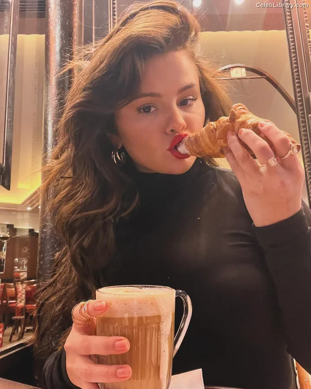 Selena Gomez photo 22 of 3523