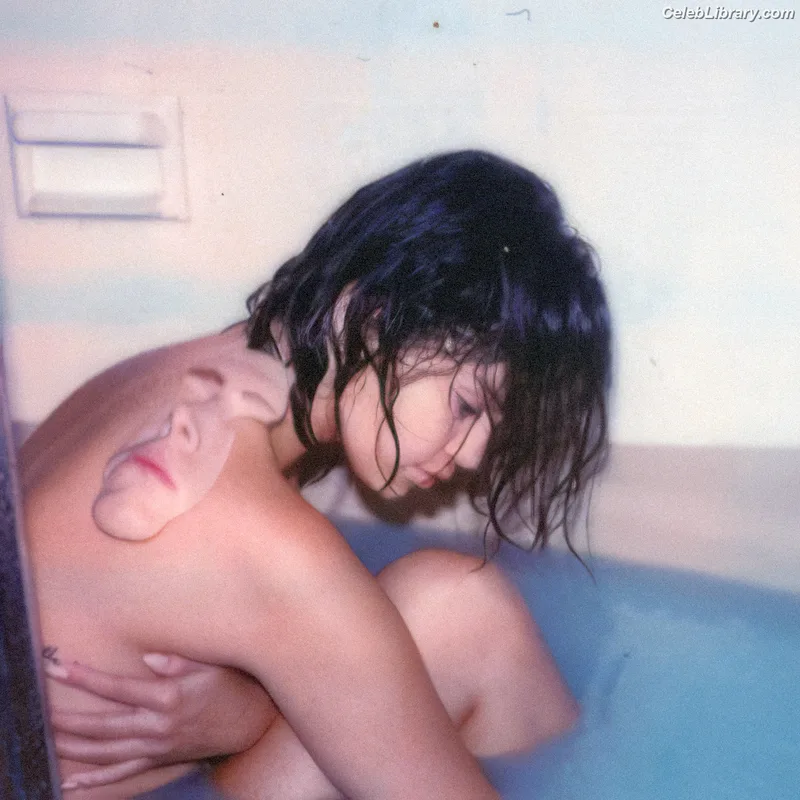 Selena Gomez photo 2 of 3523