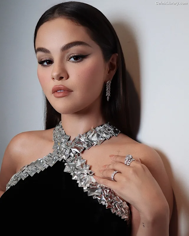 Selena Gomez photo 12 of 3523