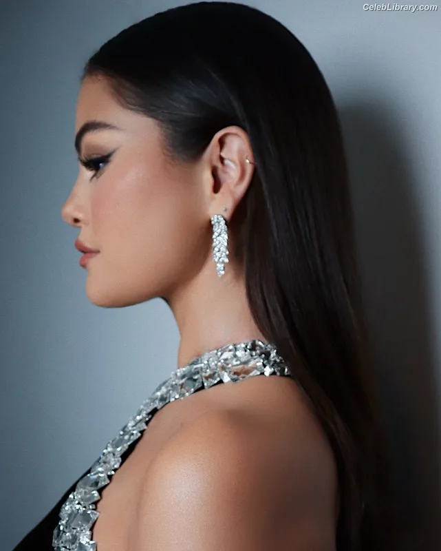 Selena Gomez photo 14 of 3523