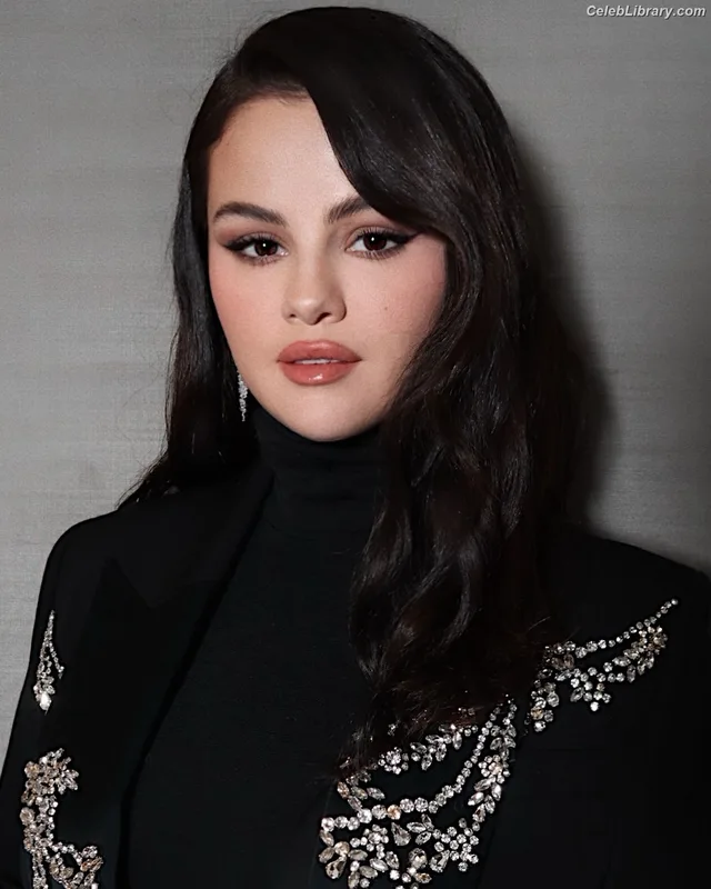 Selena Gomez photo 21 of 3523
