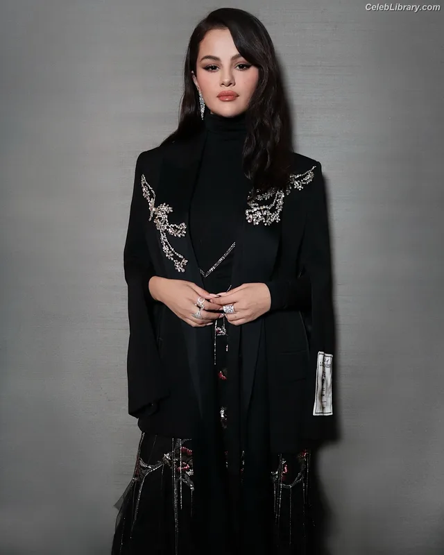 Selena Gomez photo 23 of 3523