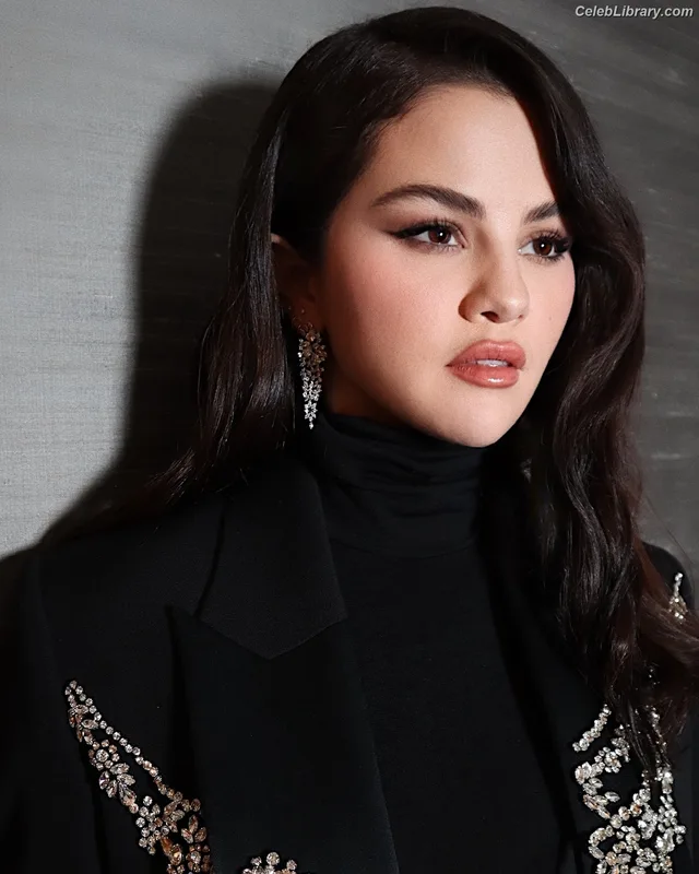Selena Gomez photo 1 of 3523