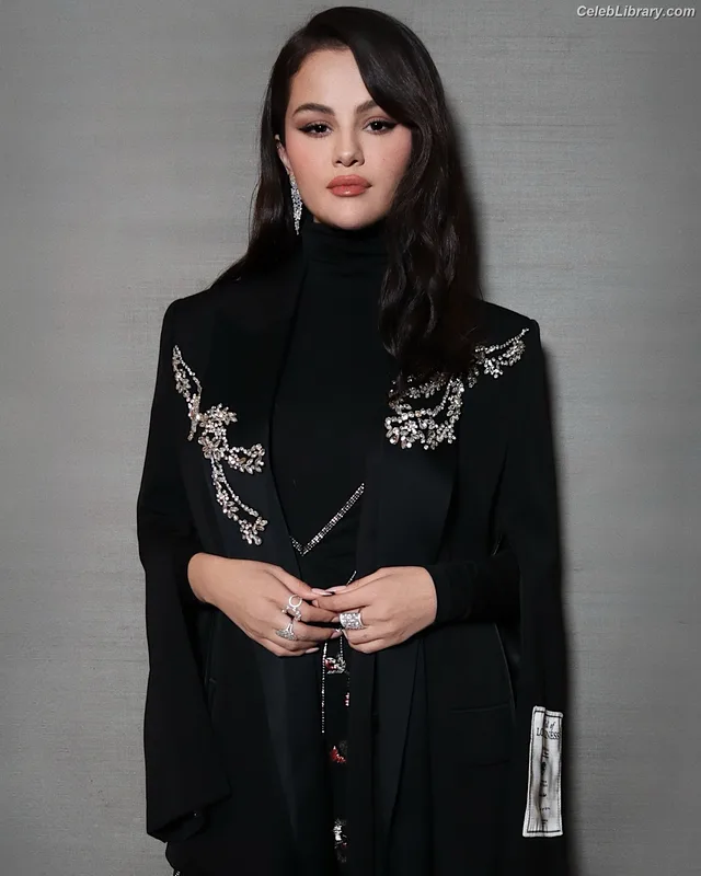 Selena Gomez photo 2 of 3523