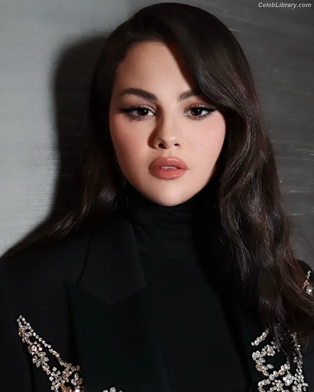 Selena Gomez photo 3 of 3523