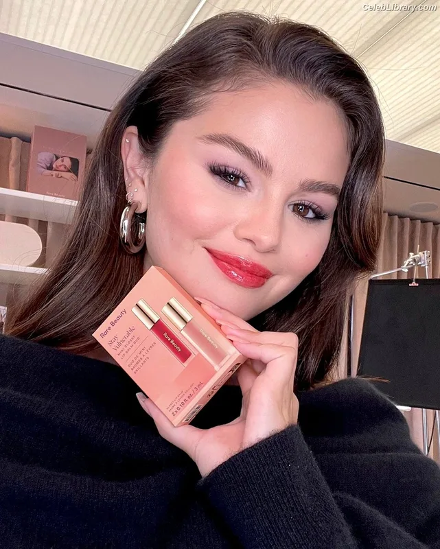 Selena Gomez photo 4 of 3523