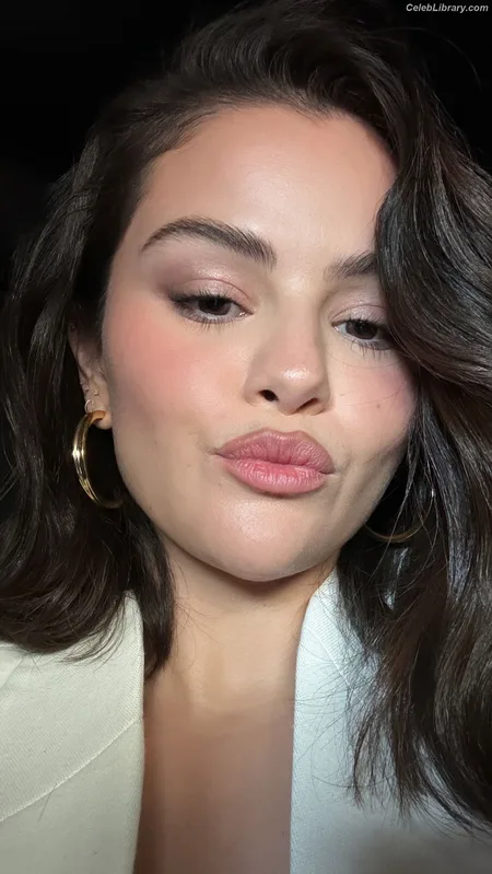 Selena Gomez photo 11 of 3523