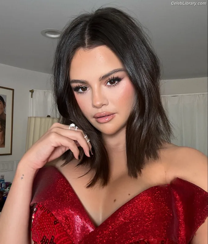 Selena Gomez photo 19 of 3523
