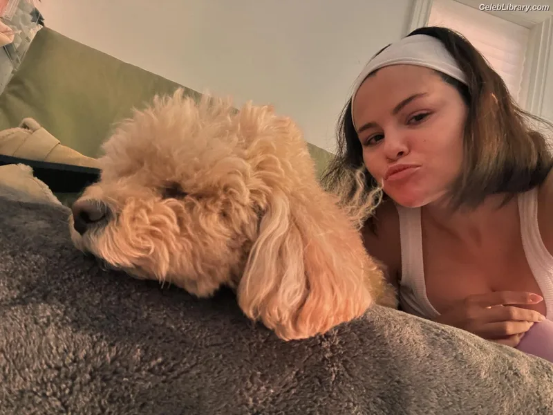 Selena Gomez photo 23 of 3523