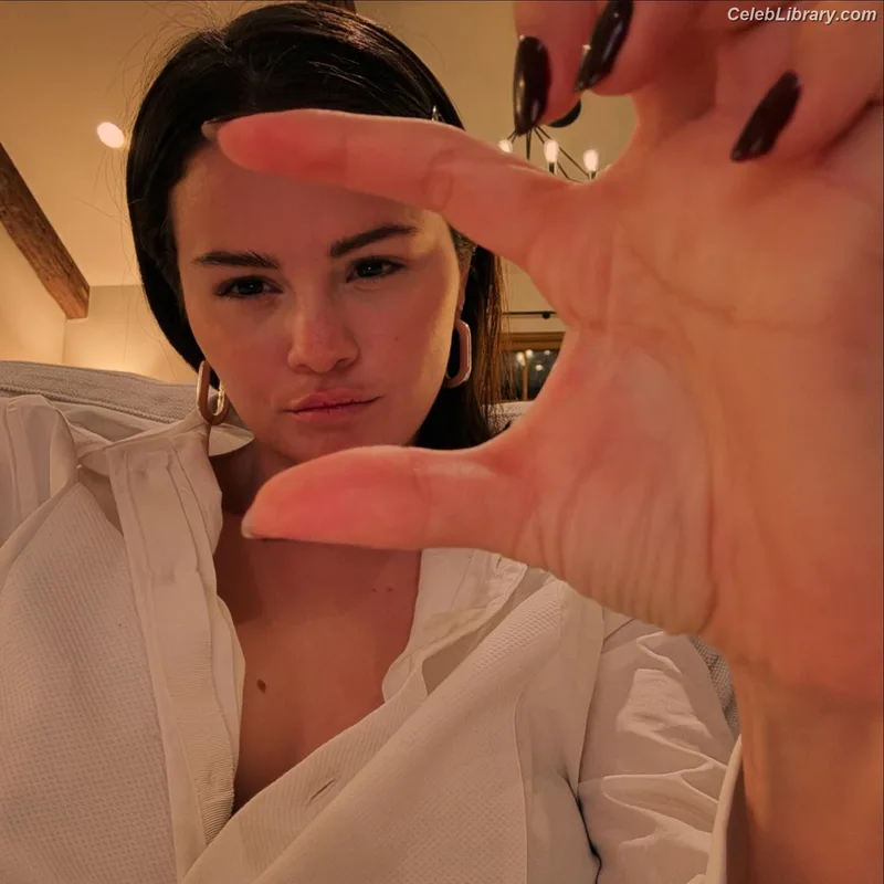 Selena Gomez photo 24 of 3523