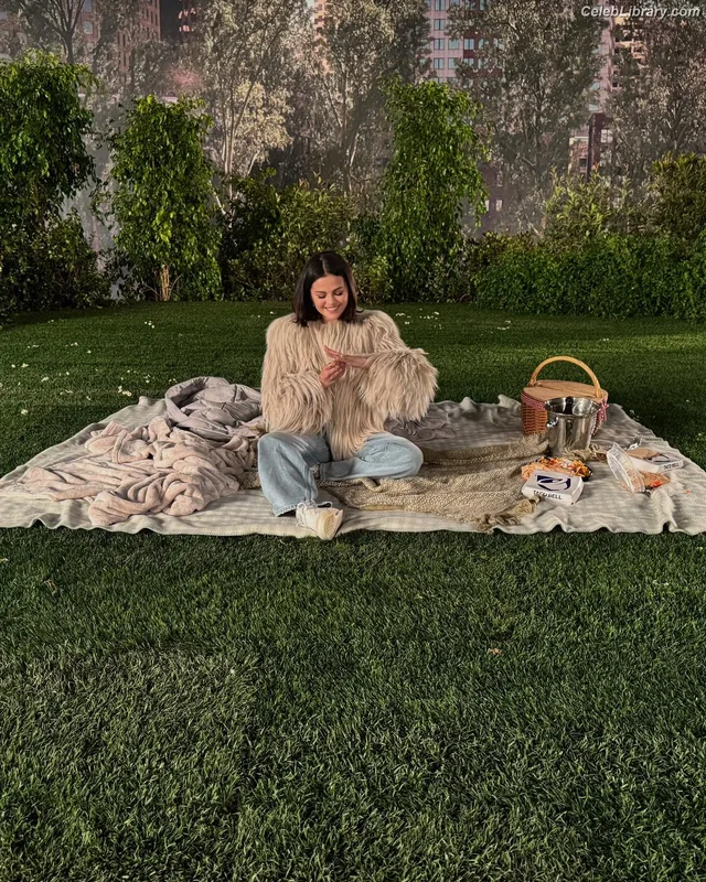 Selena Gomez photo 1 of 3523