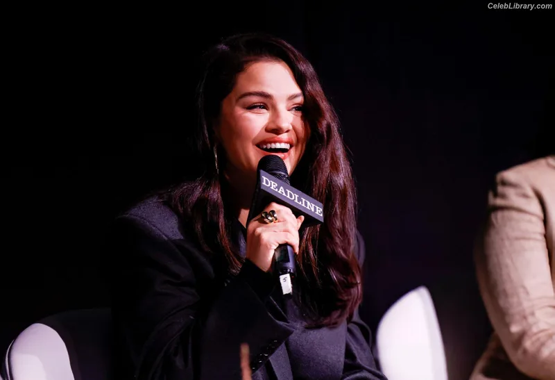 Selena Gomez photo 7 of 3523