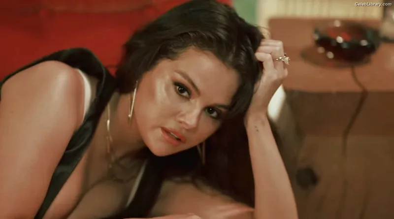 Selena Gomez photo 13 of 3523
