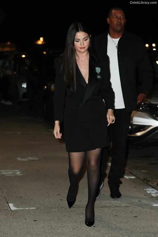 Selena Gomez photo 1 of 3523