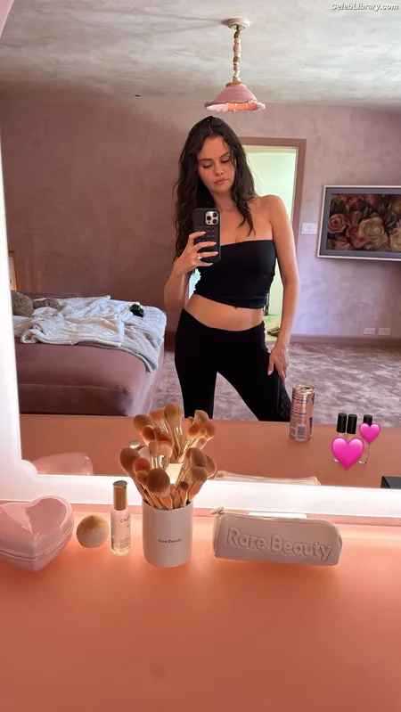 Selena Gomez photo 11 of 3523