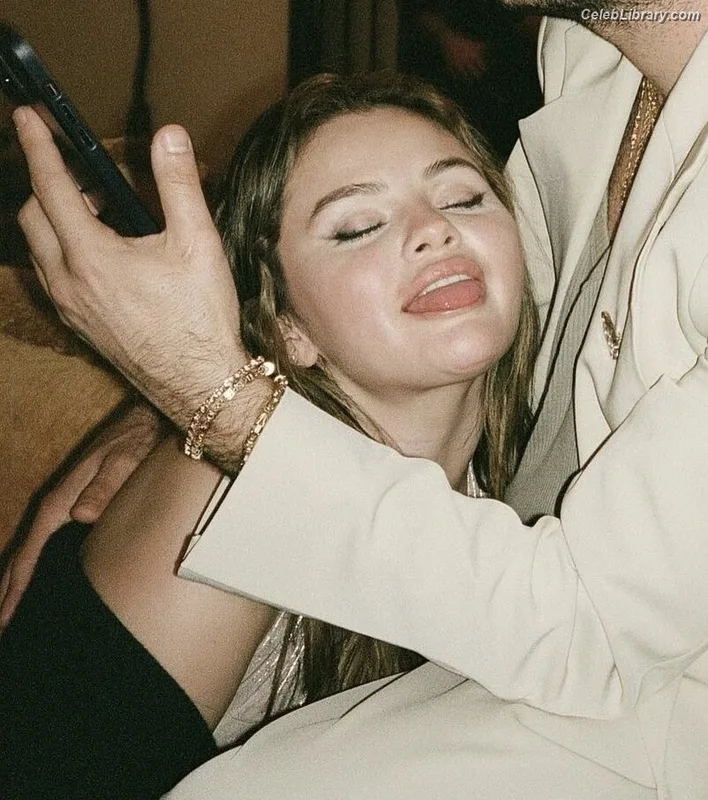 Selena Gomez photo 16 of 3523