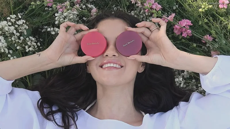 Selena Gomez photo 18 of 3523