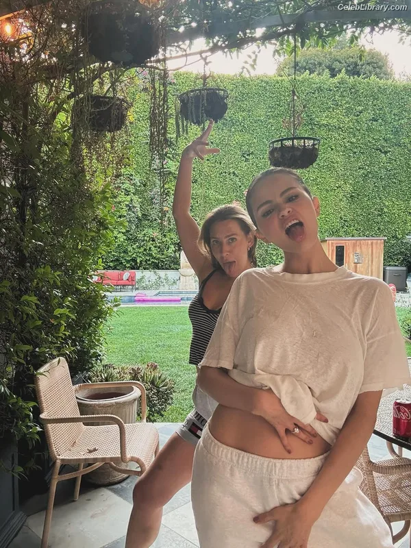 Selena Gomez photo 19 of 3523