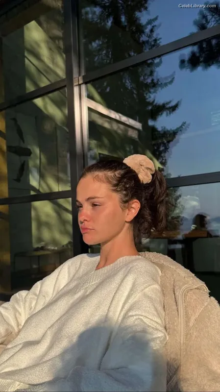 Selena Gomez photo 7 of 3523