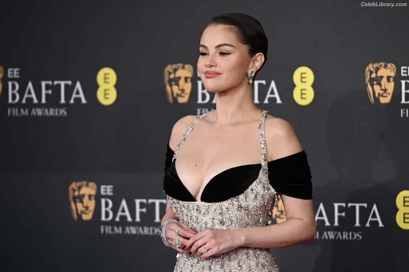 Selena Gomez photo 24 of 3523
