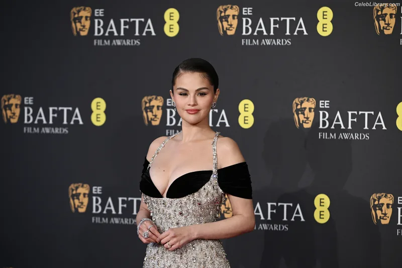 Selena Gomez photo 1 of 3523