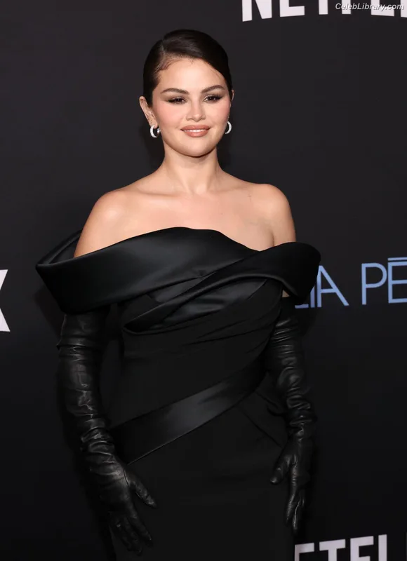 Selena Gomez photo 13 of 3523