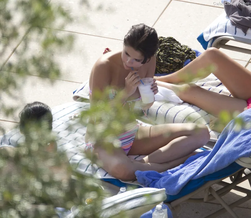Selena Gomez photo 18 of 3523