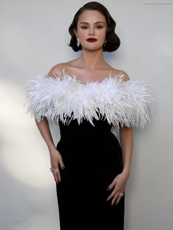 Selena Gomez photo 15 of 3523