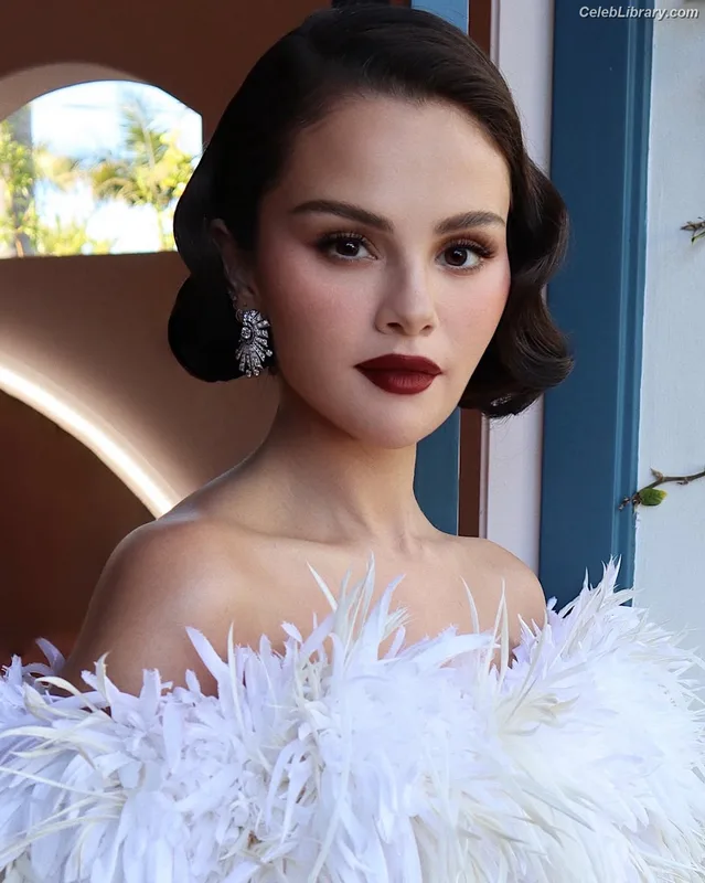 Selena Gomez photo 22 of 3523