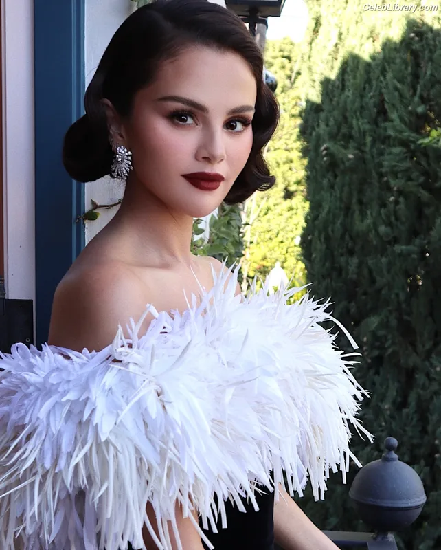 Selena Gomez photo 24 of 3523