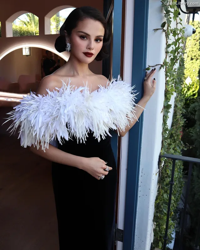 Selena Gomez photo 1 of 3523